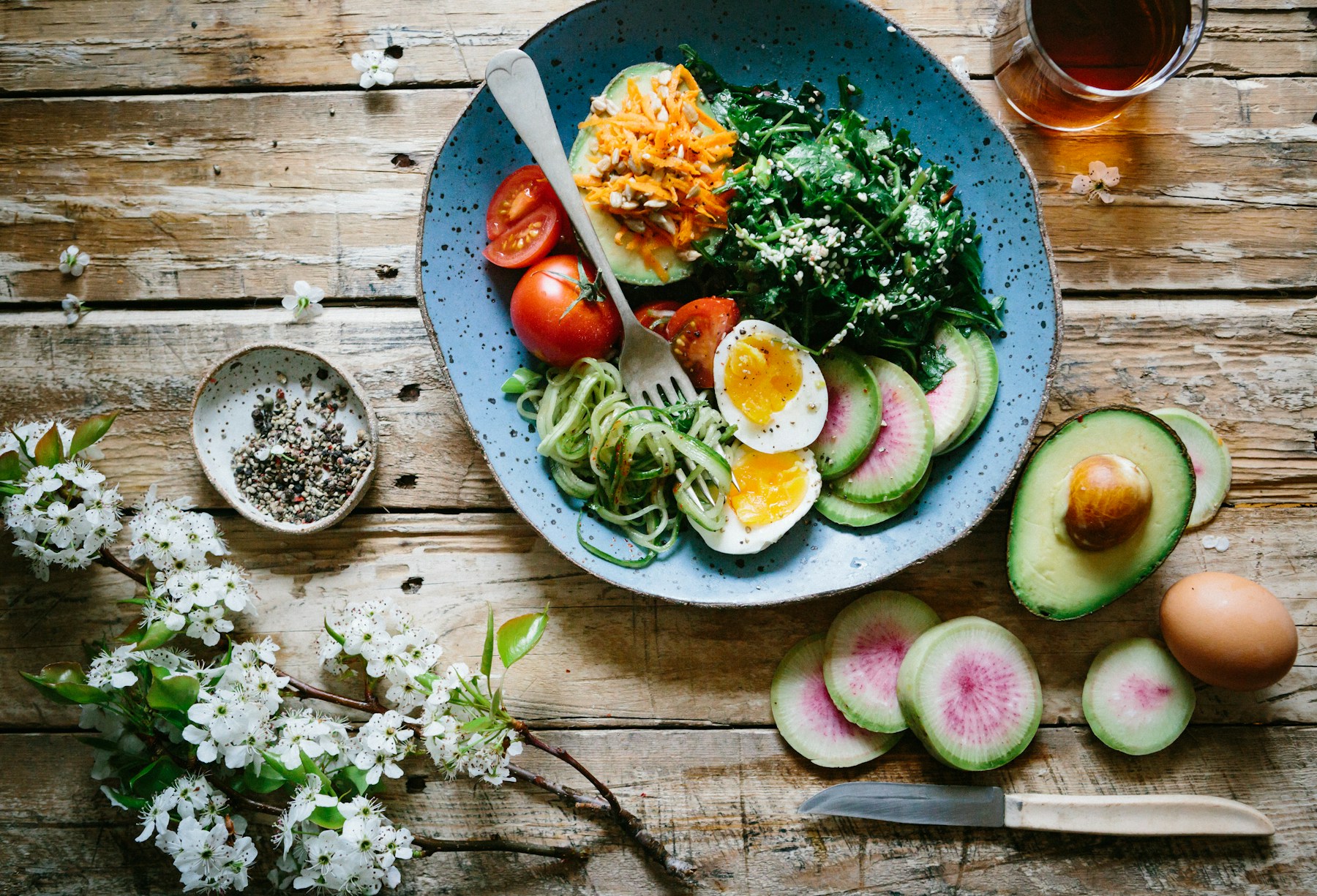 Сервірований стіл із яскравими low-carb стравами